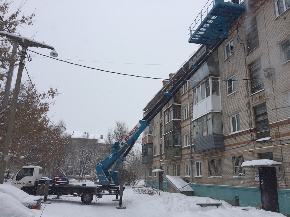 чистка кровли с автовышки